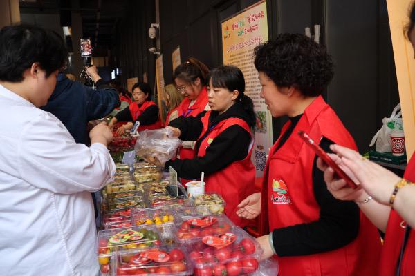 2024年金山番茄节在西郊百联开幕(图1)